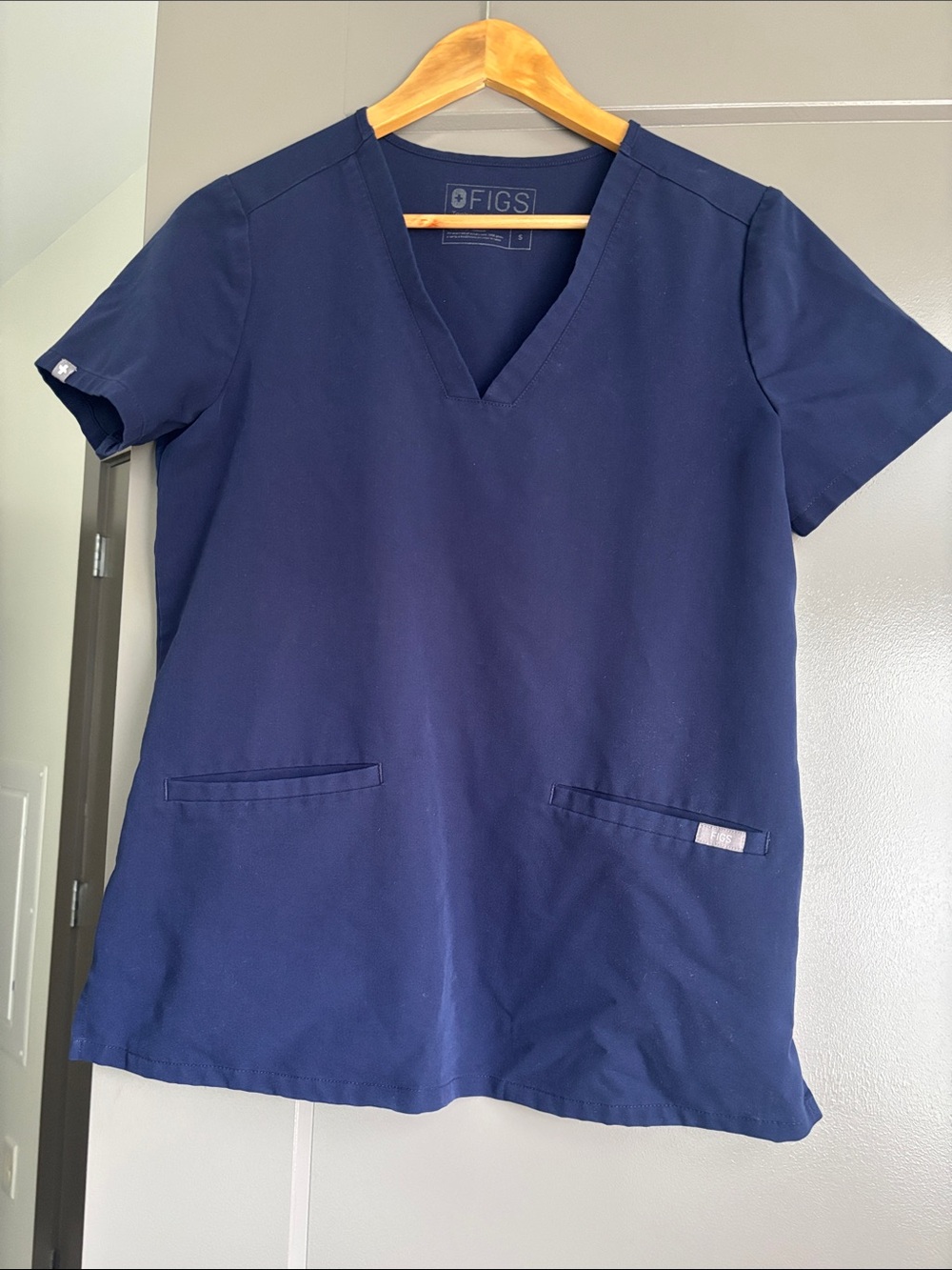 Figs Women's Casma- 3 Pocket Scrub Top in Navy